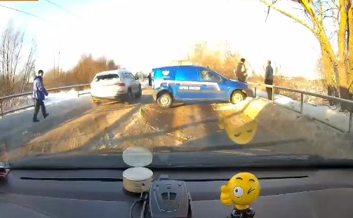 В результате столкновения автобуса и автомобиля Почты России в Ярославской области пострадала женщина