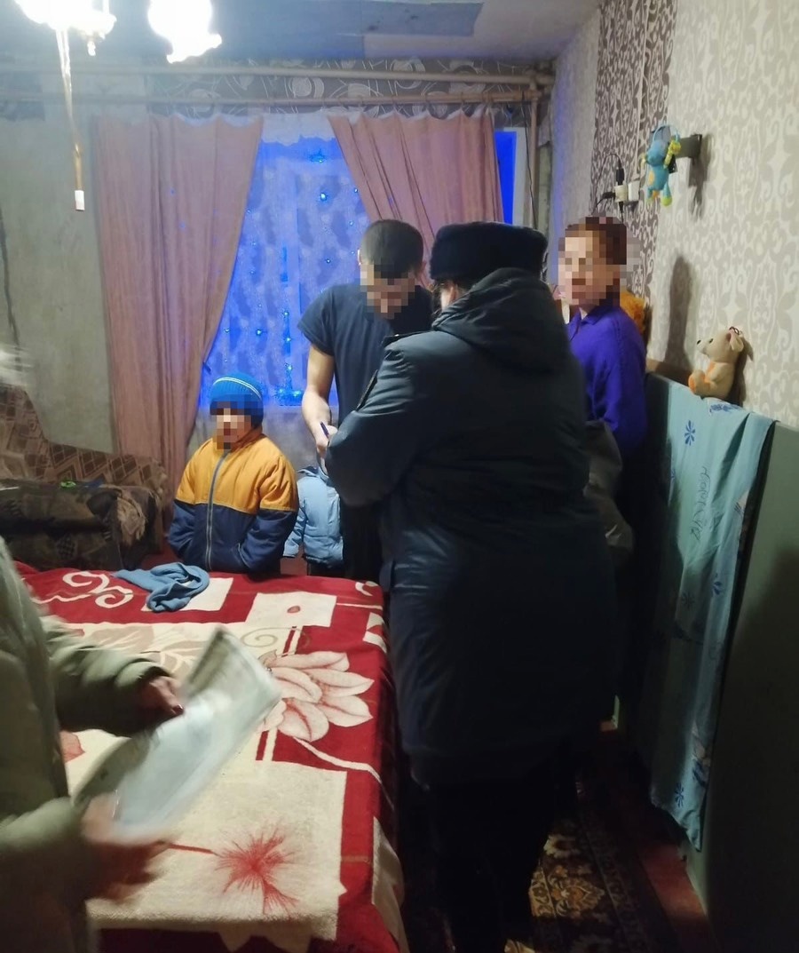 В Ярославской области забрали детей из неблагополучной семьи, где ребенок выпал из окна