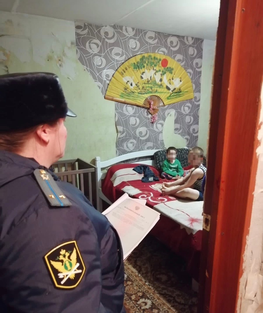 В Ярославской области забрали детей из неблагополучной семьи, где ребенок выпал из окна