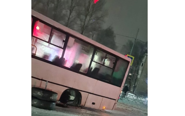 В утренний час пик у двух маршруток в Ярославле отвалились колеса