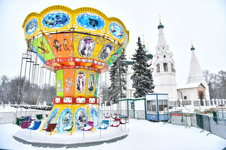 На Советской площади в Ярославле установили детские карусели к новогодним праздникам