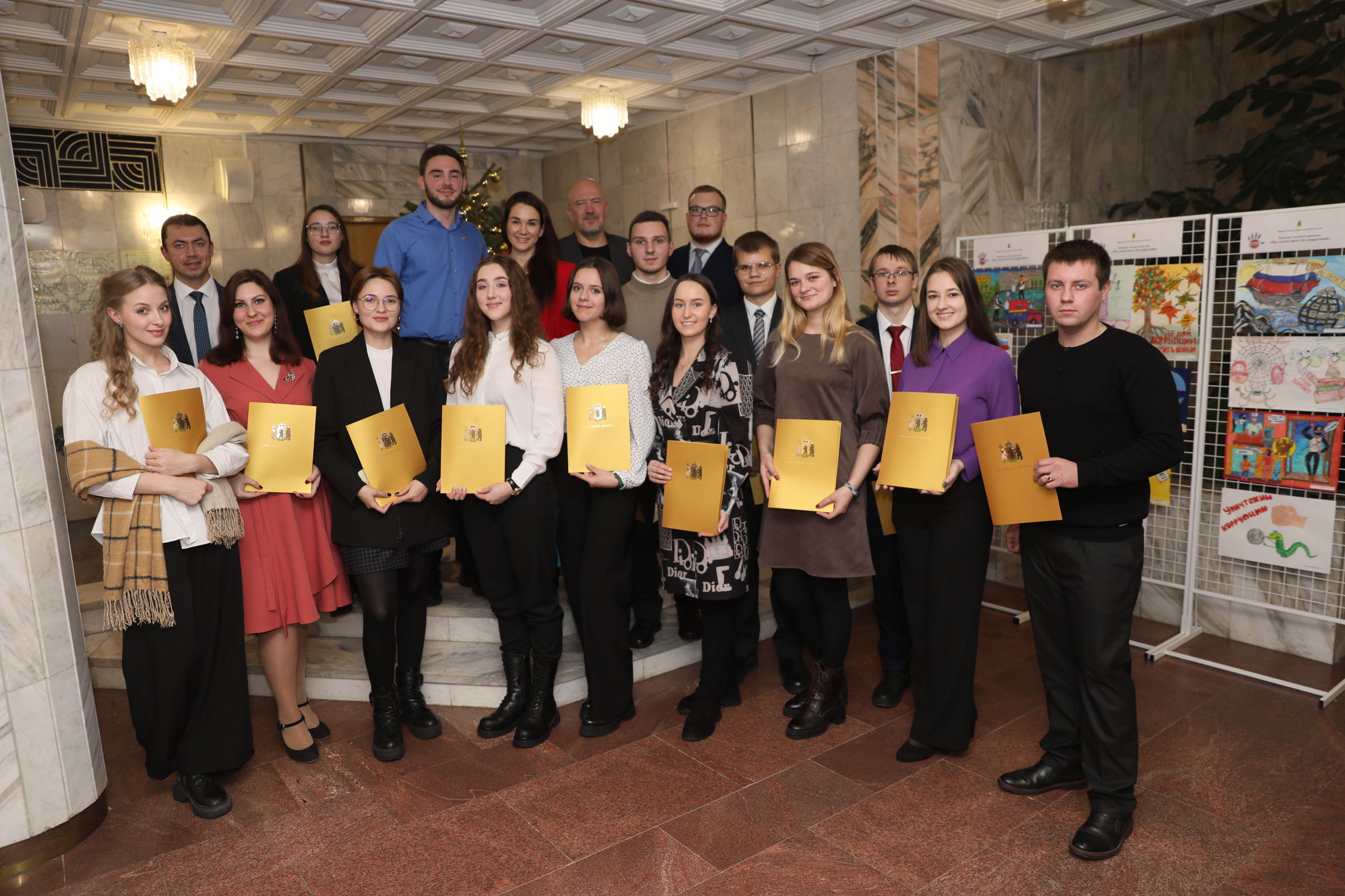 Одаренные студенты получили сертификаты на именные областные стипендии