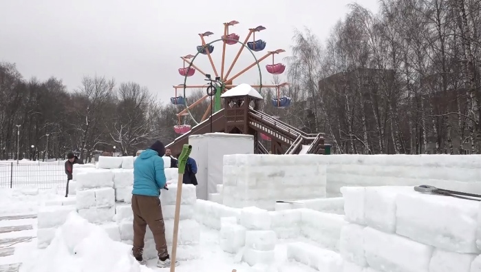 В Ярославле идет строительство ледяного лабиринта