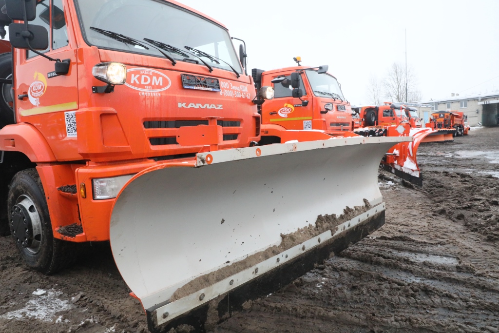Новая спецтехника выйдет на уборку дорог в районах Ярославской области