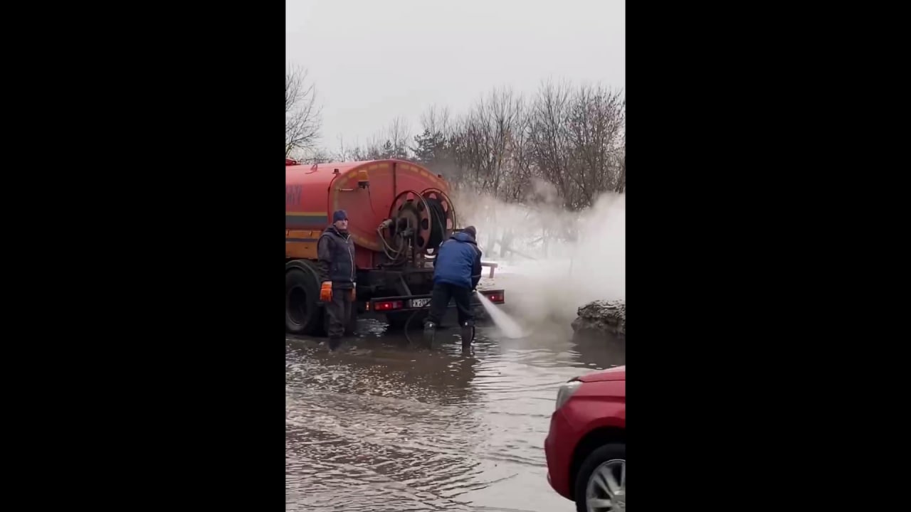 В Ярославле усилили расчистку ливневок от снега