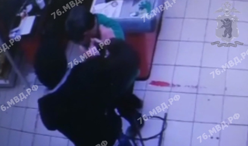 Показалось, что обсчитали: появилось видео, как посетитель магазина в Ярославле избил кассира