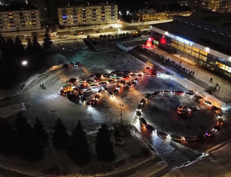 Елка и часы: в Рыбинске прошел новогодний автофлешмоб