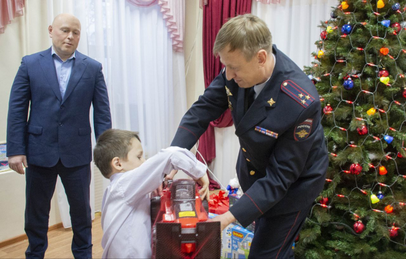 Ярославские полицейские поздравили воспитанников Угличского детского дома с наступающим Новым годом
