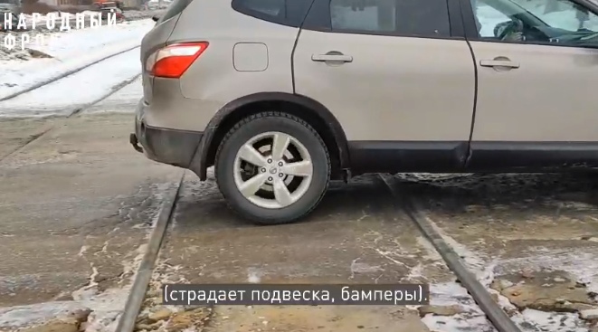 Выступают на 10 сантиметров: активисты проверили разбитые трамвайные переезды в Дзержинском районе Ярославля