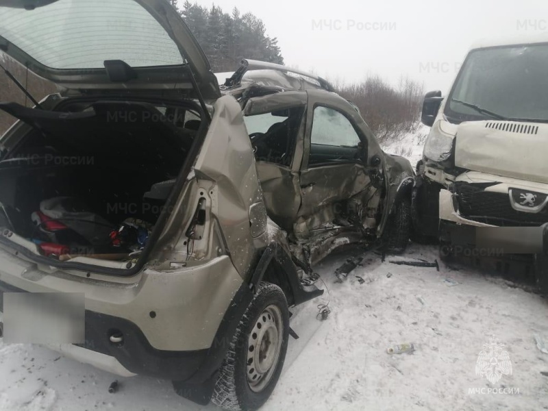 Водитель легковушки госпитализирован в результате столкновения с микроавтобусом в Ярославской области