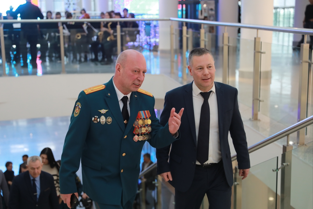 ​Михаил Евраев вручил награды спасателям региона