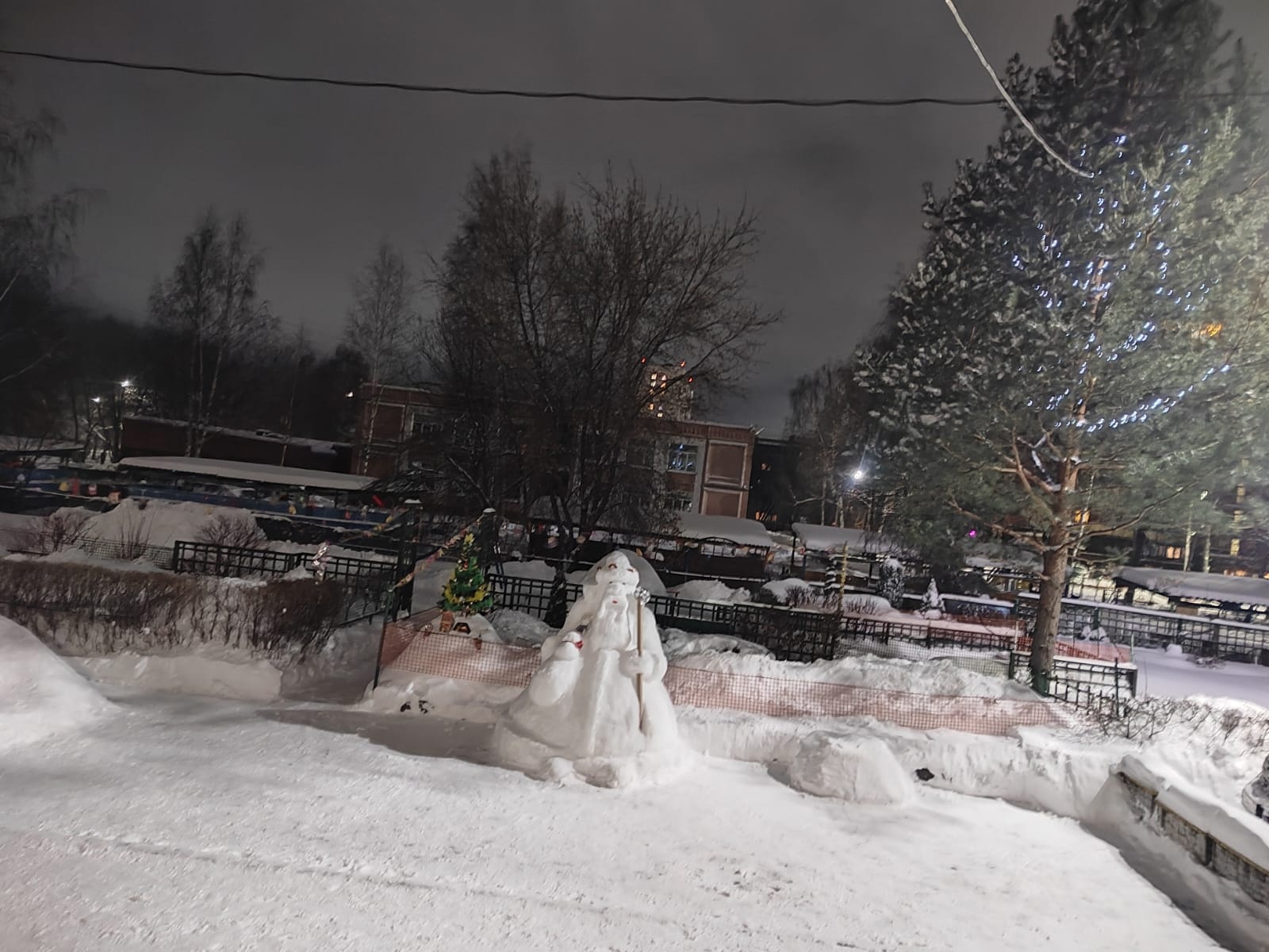 Гигантские кролики и сказочные персонажи: Ярославль заполонили снежные скульптуры