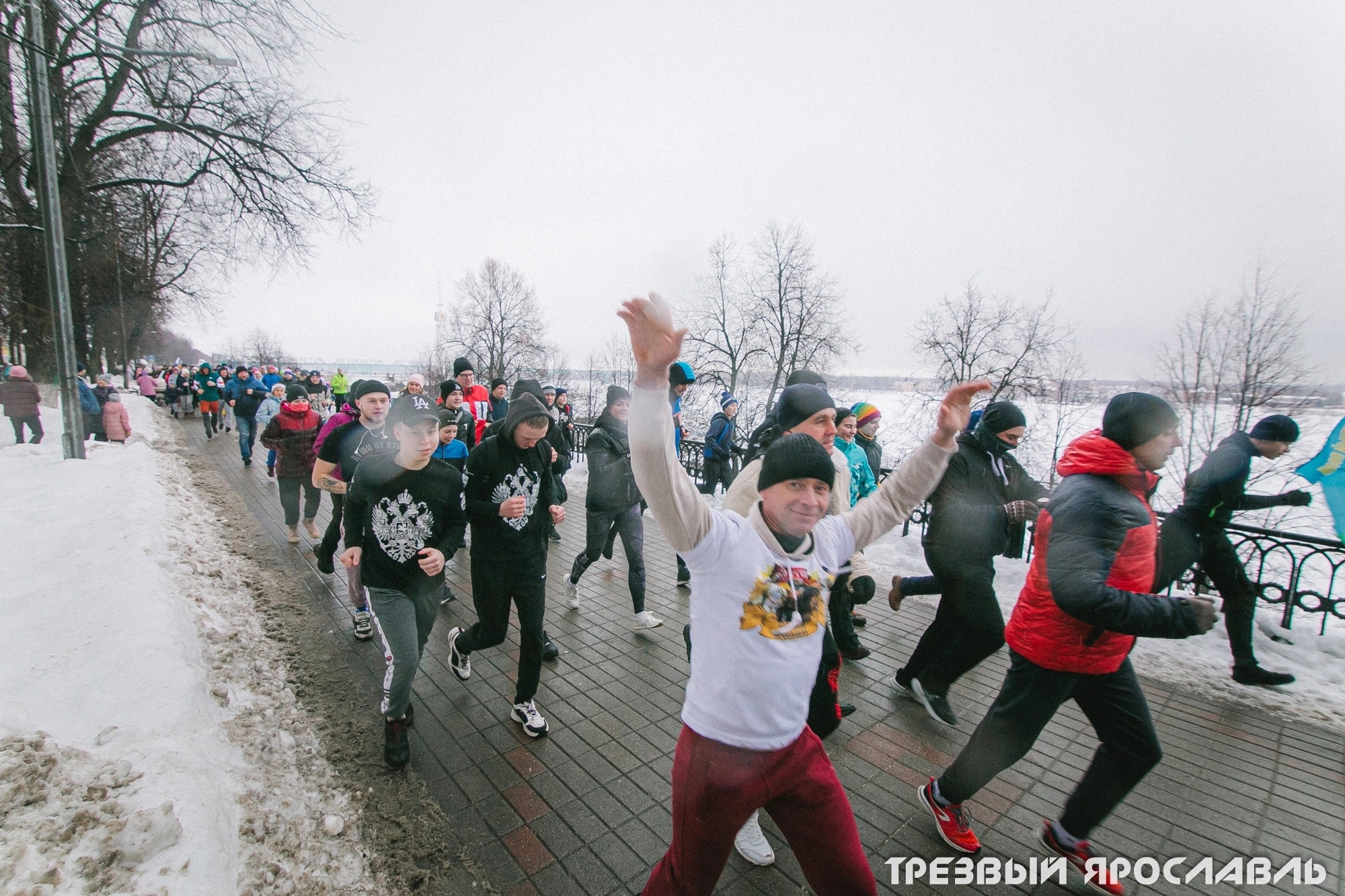 Около тысячи ярославцев днем 1 января приняли участие в новогодней пробежке