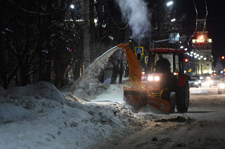 На уборку улиц Ярославля от снега вышла новая техника
