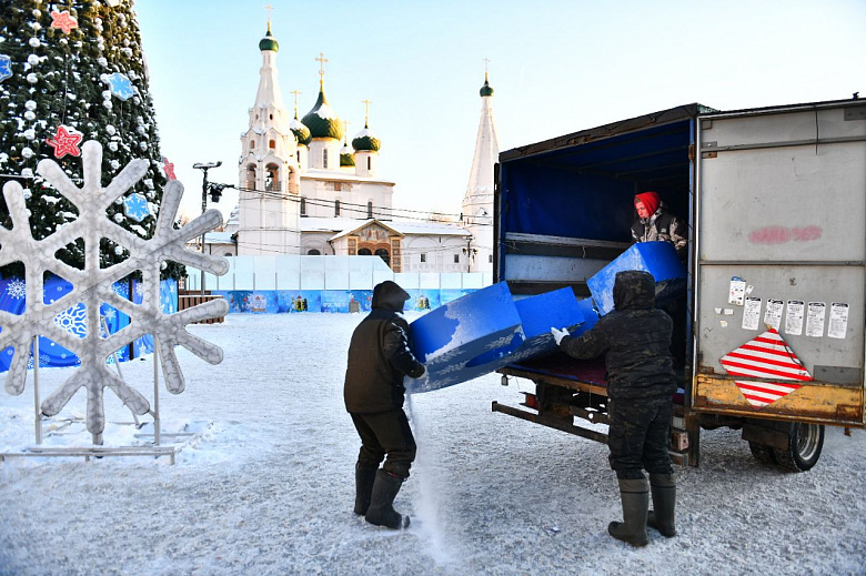Вандалы испортили украшение на Советской площади в центре Ярославля