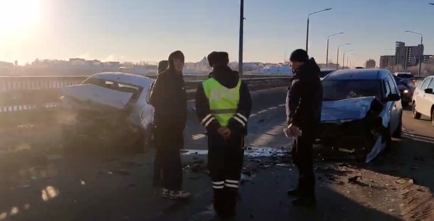В сети появилось видео момента столкновения иномарок на Октябрьском мосту в Ярославле