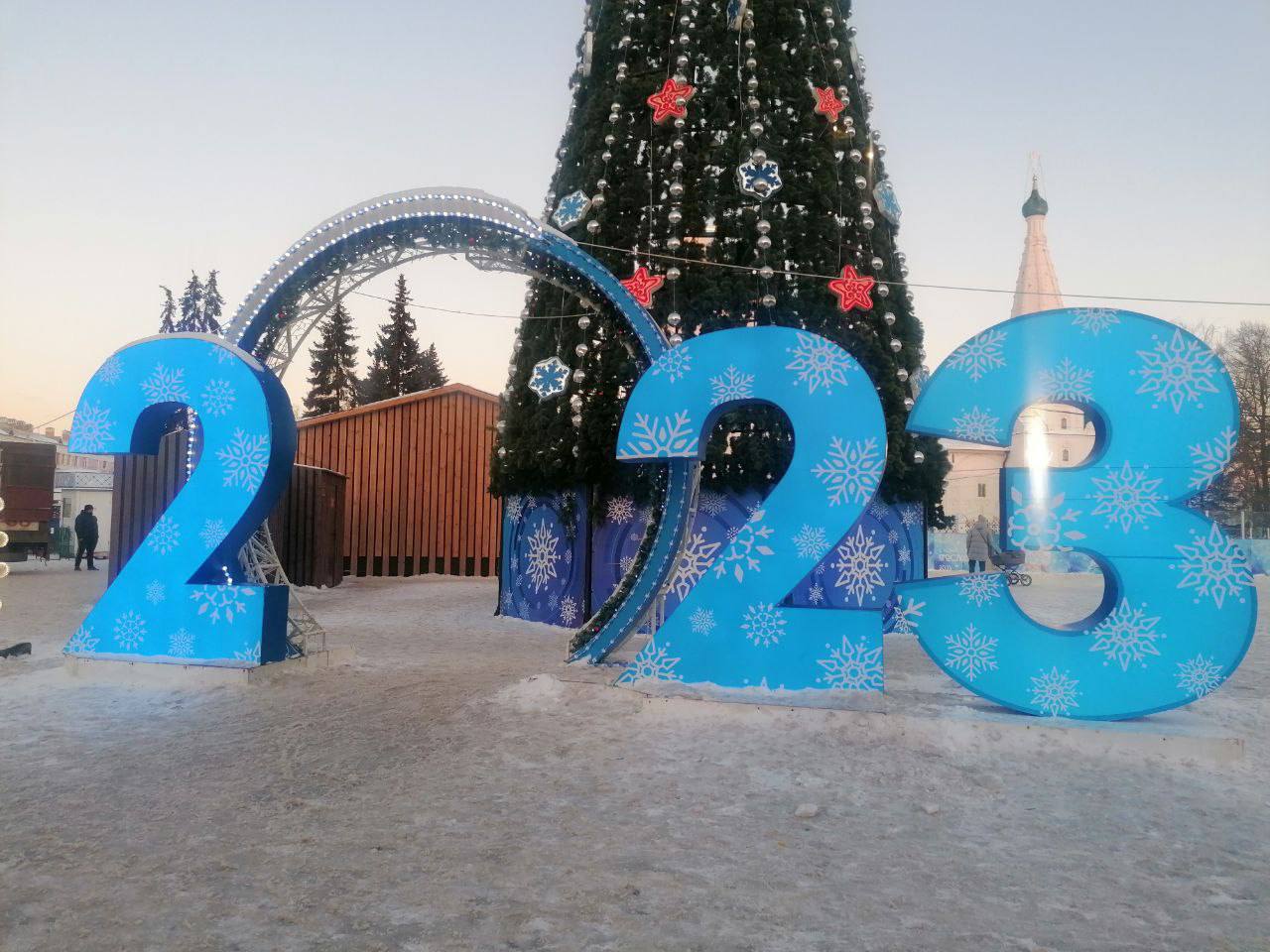 В Ярославле на Советской площади восстановили новогоднее украшение