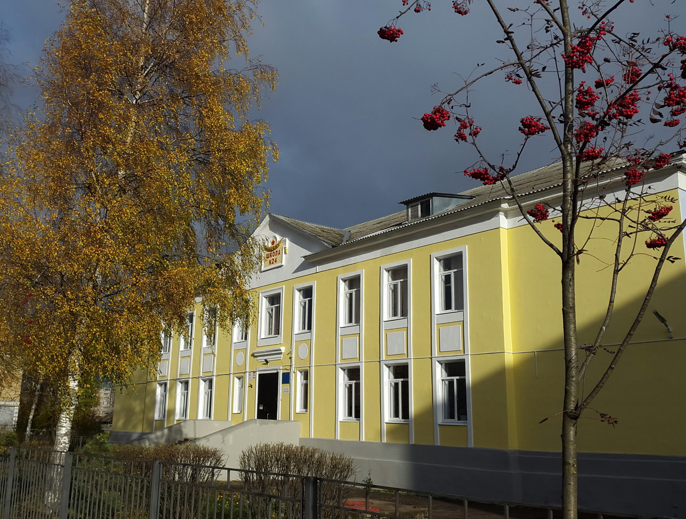 В школе Рыбинска в одном из кабинетов штукатурка с потолка обрушилась на учительский стол