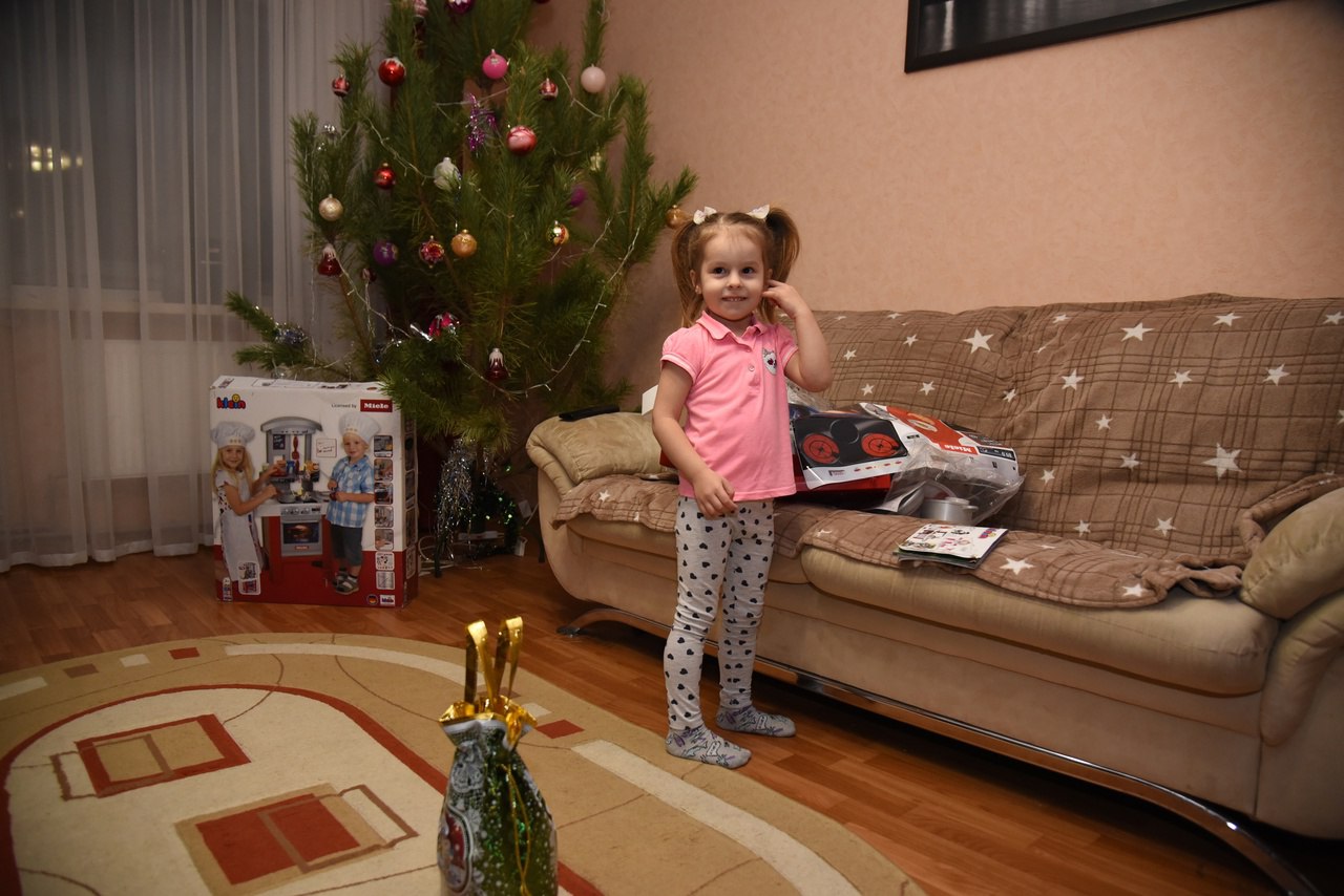 Юной жительнице Луганска вручили подарок от главы региона Михаила Евраева