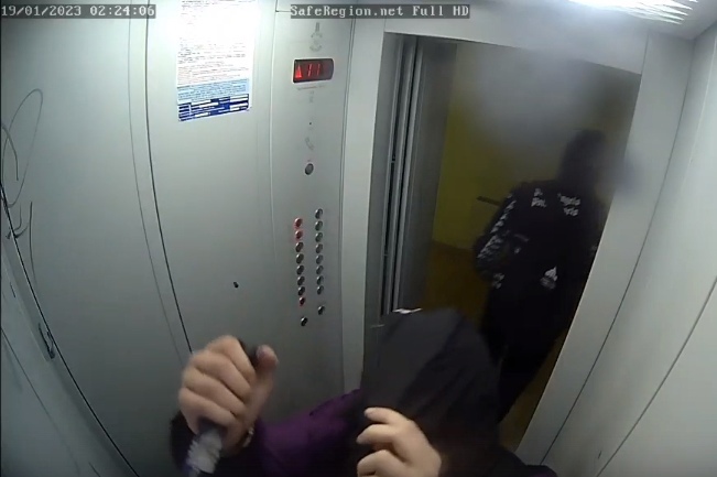 Вырвали почтовые ящики и разрисовали лифт: в Ярославле подростки разгромили подъезд многоквартирного дома
