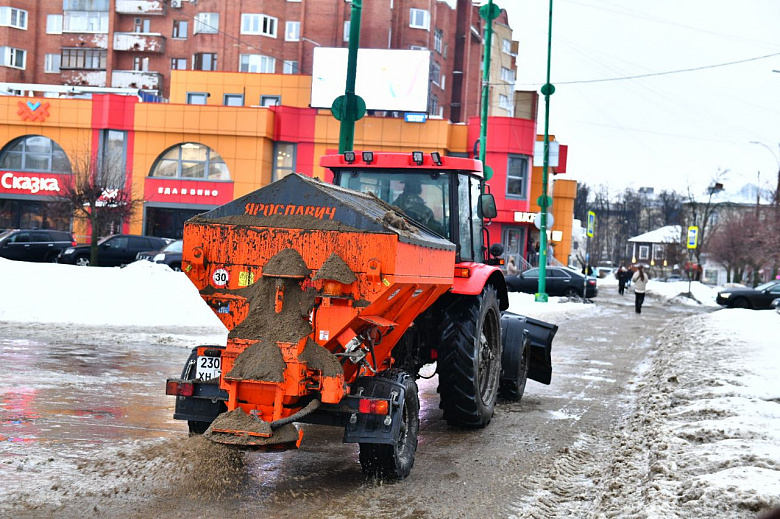 Власти Ярославля рассказали об уборке покрытых льдом тротуаров
