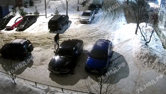 Проколол шины шести машинам: 18-летнего хулигана в Рыбинске нашли по записи с камер видеонаблюдения