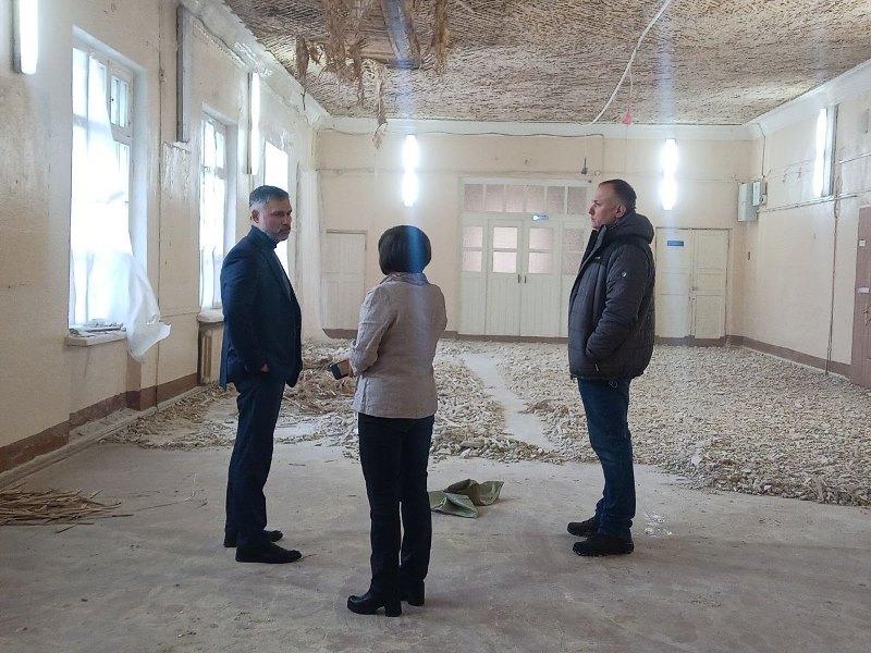В Рыбинске учеников школы №24 перевели в другие здания из-за обрушения штукатурки
