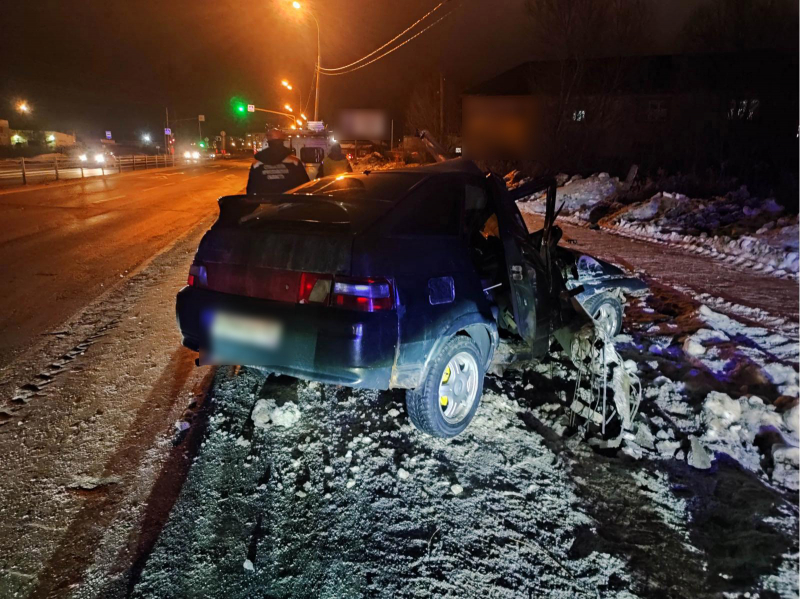 В Ярославской области погиб 24-летний пассажир автомобиля, врезавшегося в столб на трассе М8