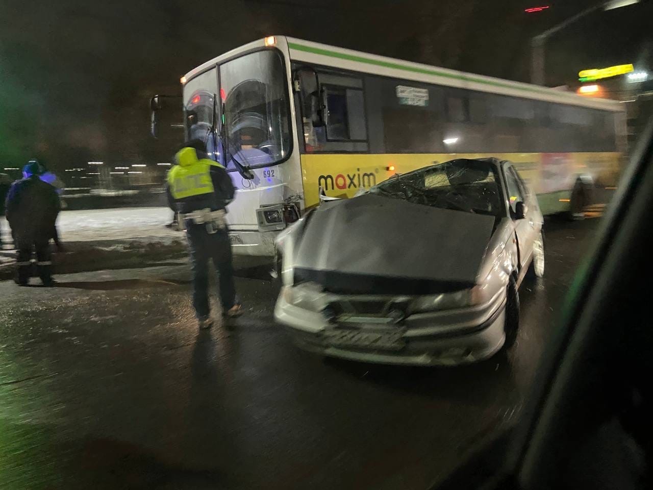 На оживленном перекрестке в Ярославле автобус столкнулся с легковушкой