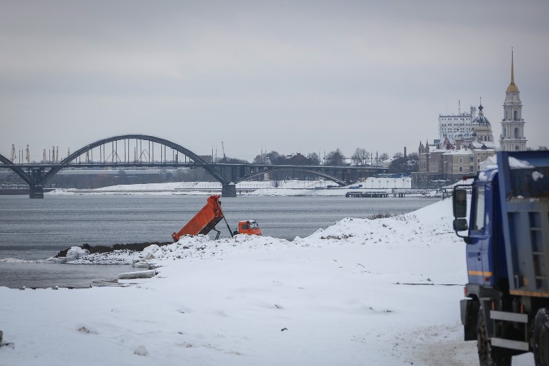 Подрядчик работает в две смены: в Рыбинске выполнили две трети работ по берегоукреплению