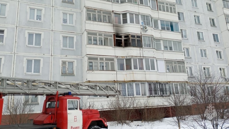 В Рыбинске пожарные спасли мужчину с балкона во время пожара в его квартире
