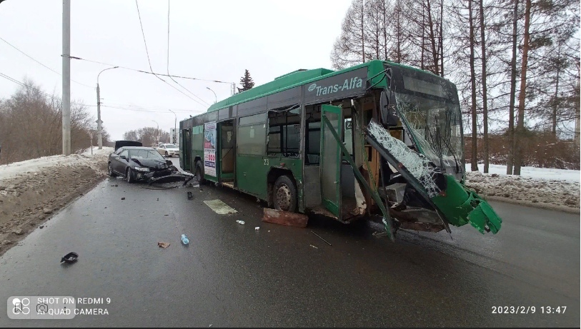 В Рыбинске троллейбус с пассажирами столкнулся с иномаркой