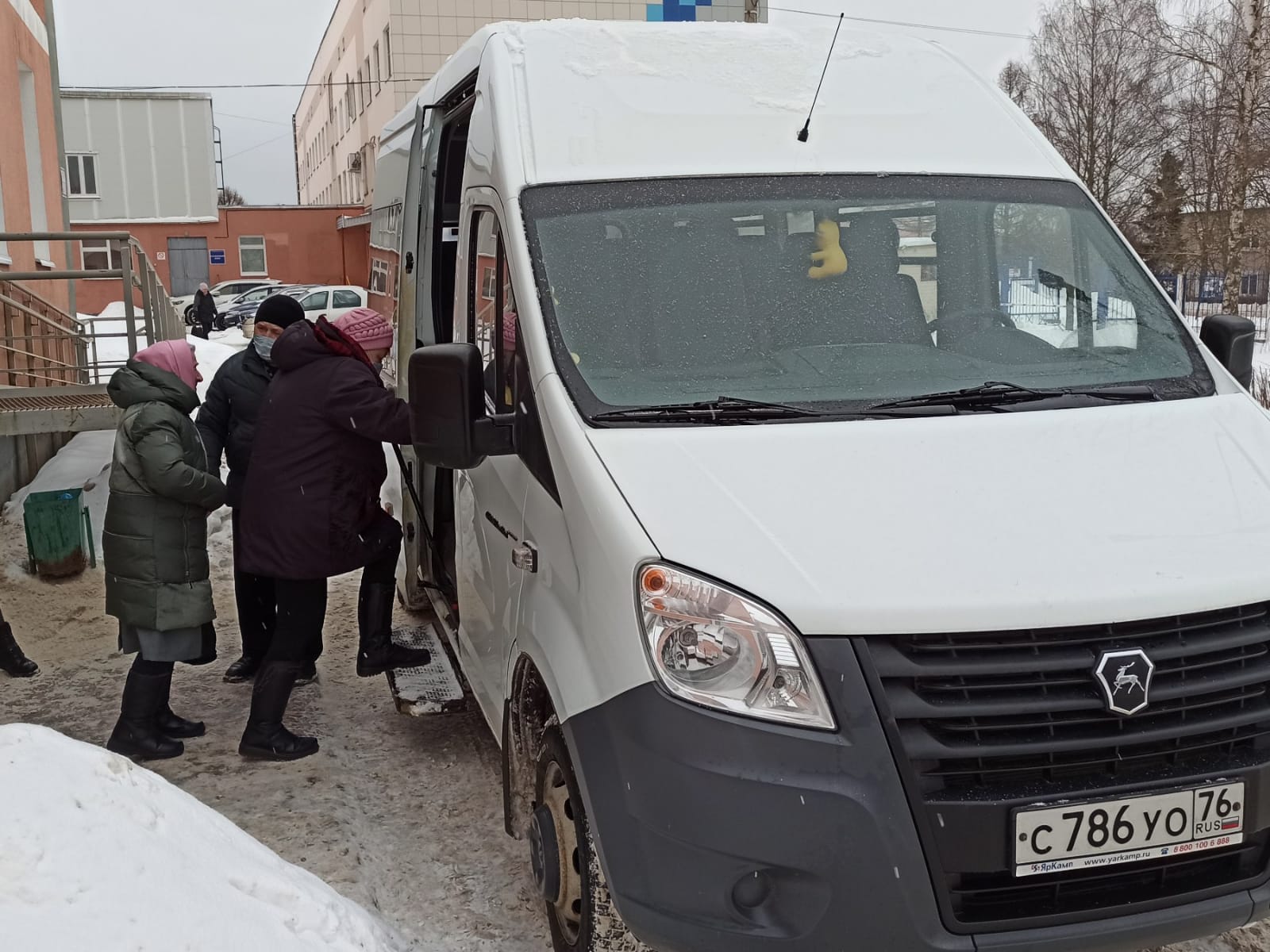 В Ярославской области бесплатное «социальное такси» довозит пенсионеров до больницы