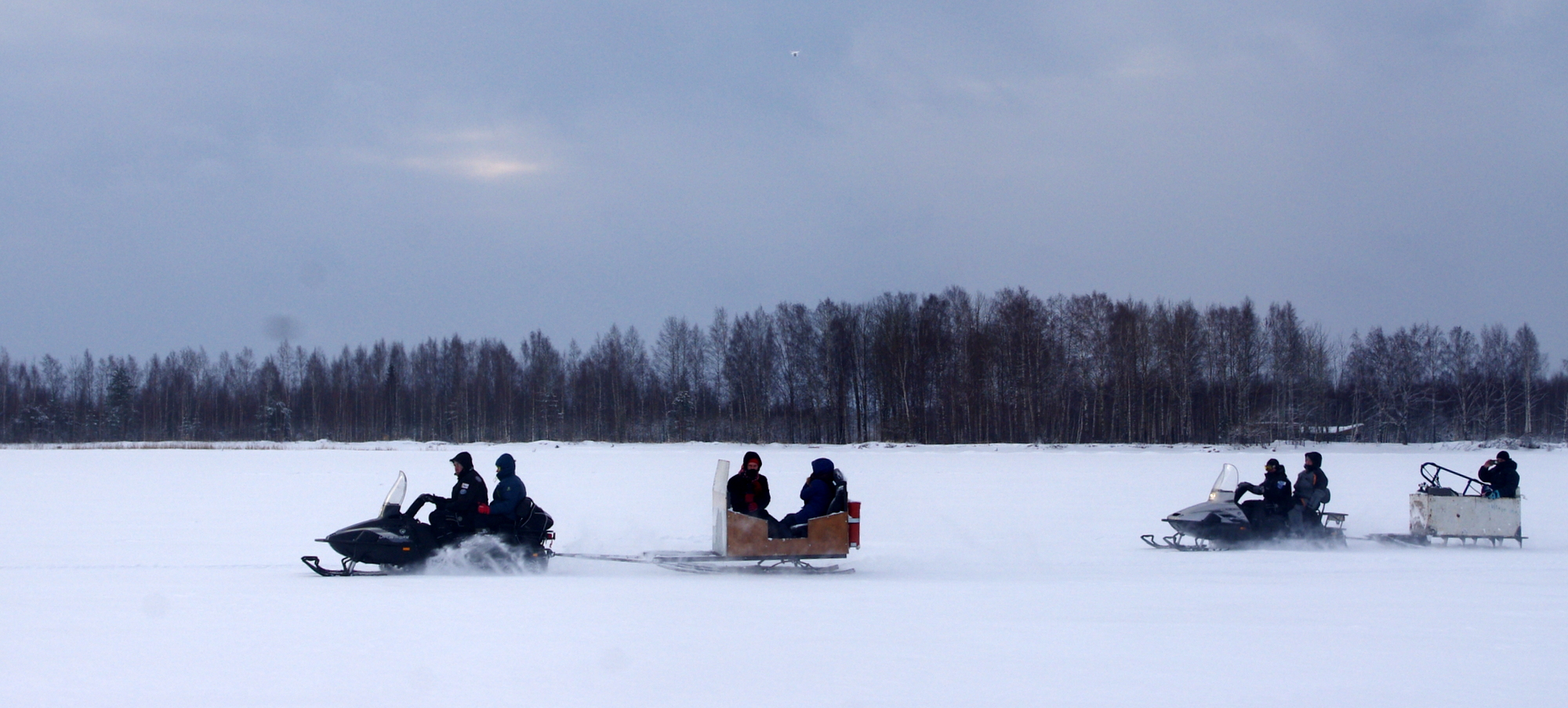 Выход на лед на рыбинском водохранилище