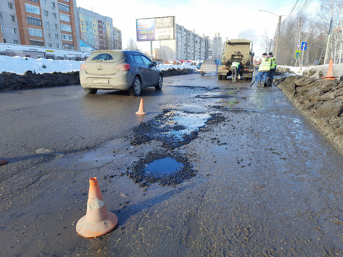 На проспекте Машиностроителей в Ярославле залатали аварийные ямы