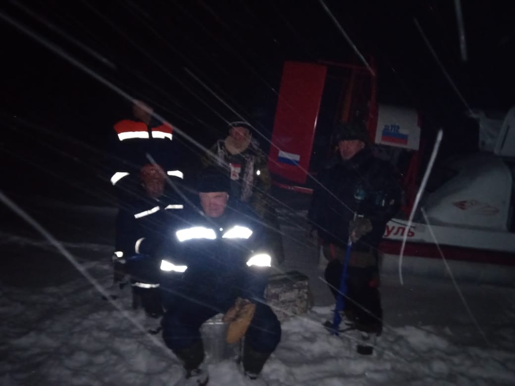 На Рыбинском водохранилище спасли рыбаков, заблудившихся в метели в десятках километров от берега