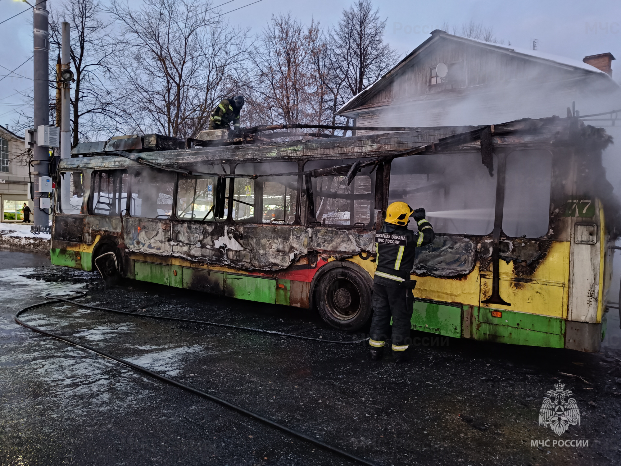 В Ярославле сгорел троллейбус у своей конечной остановки