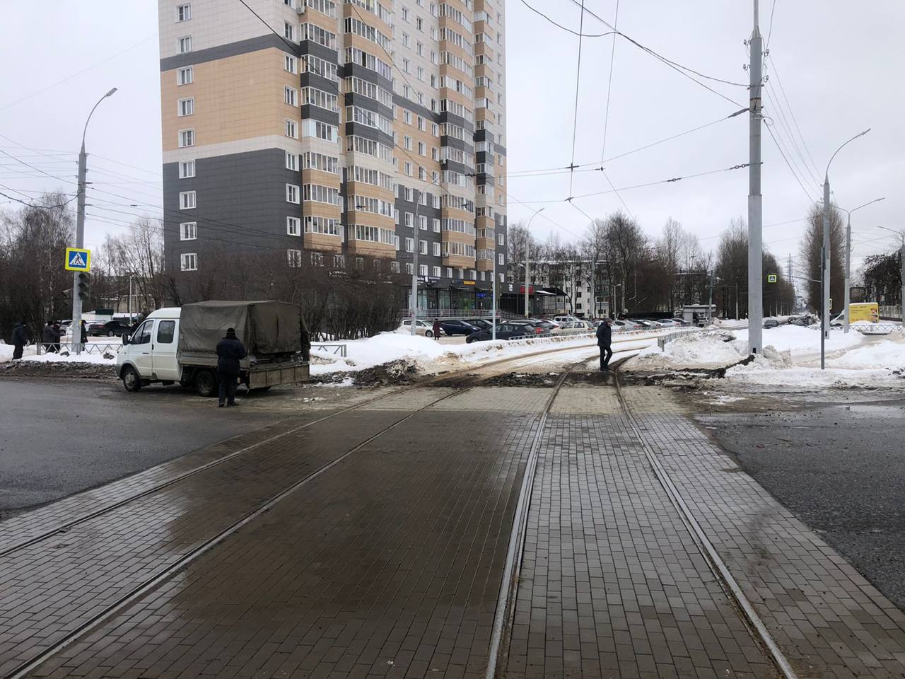 В Ярославле трамвайные переезды начали ремонтировать тротуарной плиткой