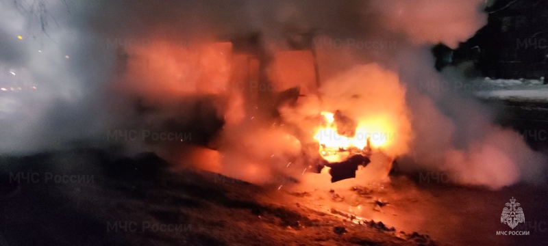 В сети появилось видео горящего автобуса на Пятерке в Ярославле