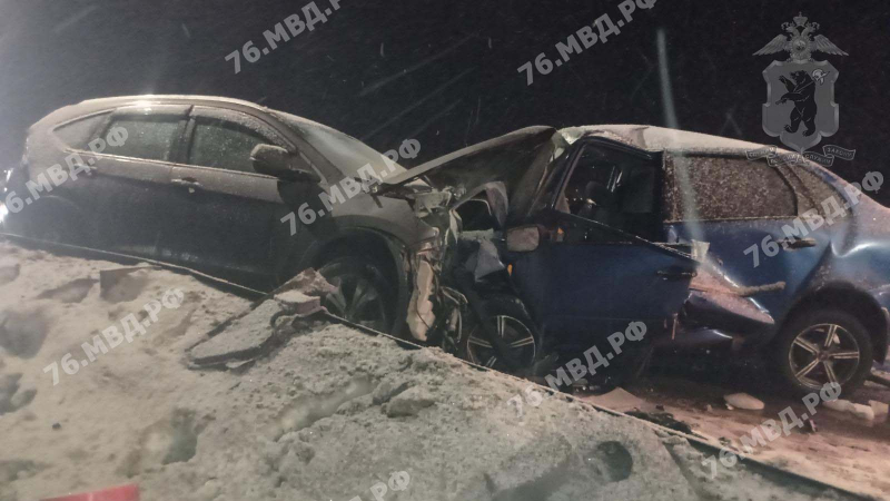 В результате лобового столкновения машин в Ярославской области пострадали три человека