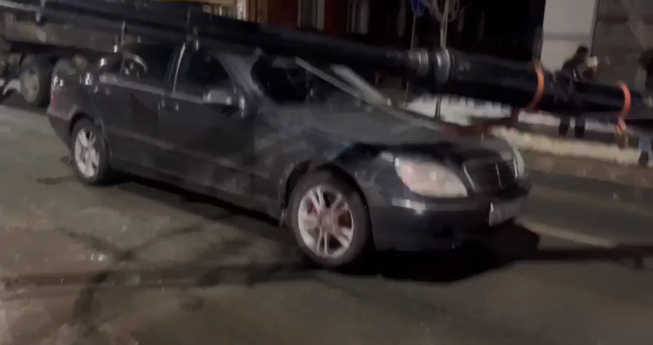 В центре Рыбинска на автомобиль упал фонарный столб