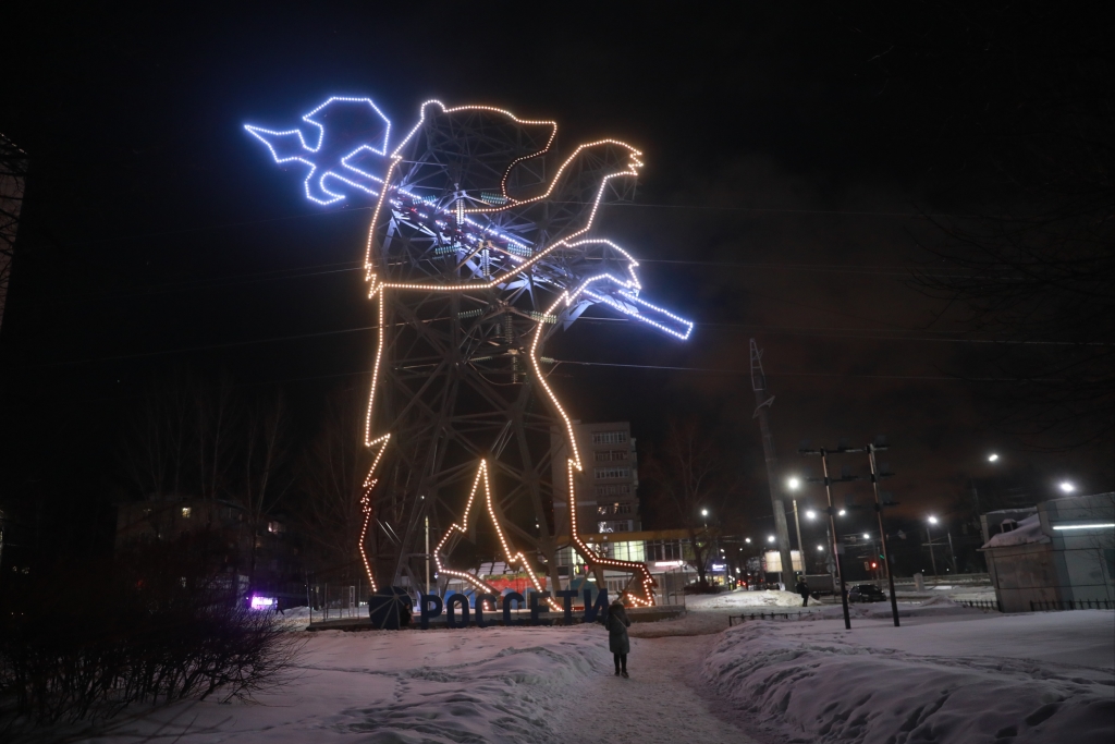 В Ярославле торжественно запустили подсветку опоры ЛЭП в виде медведя