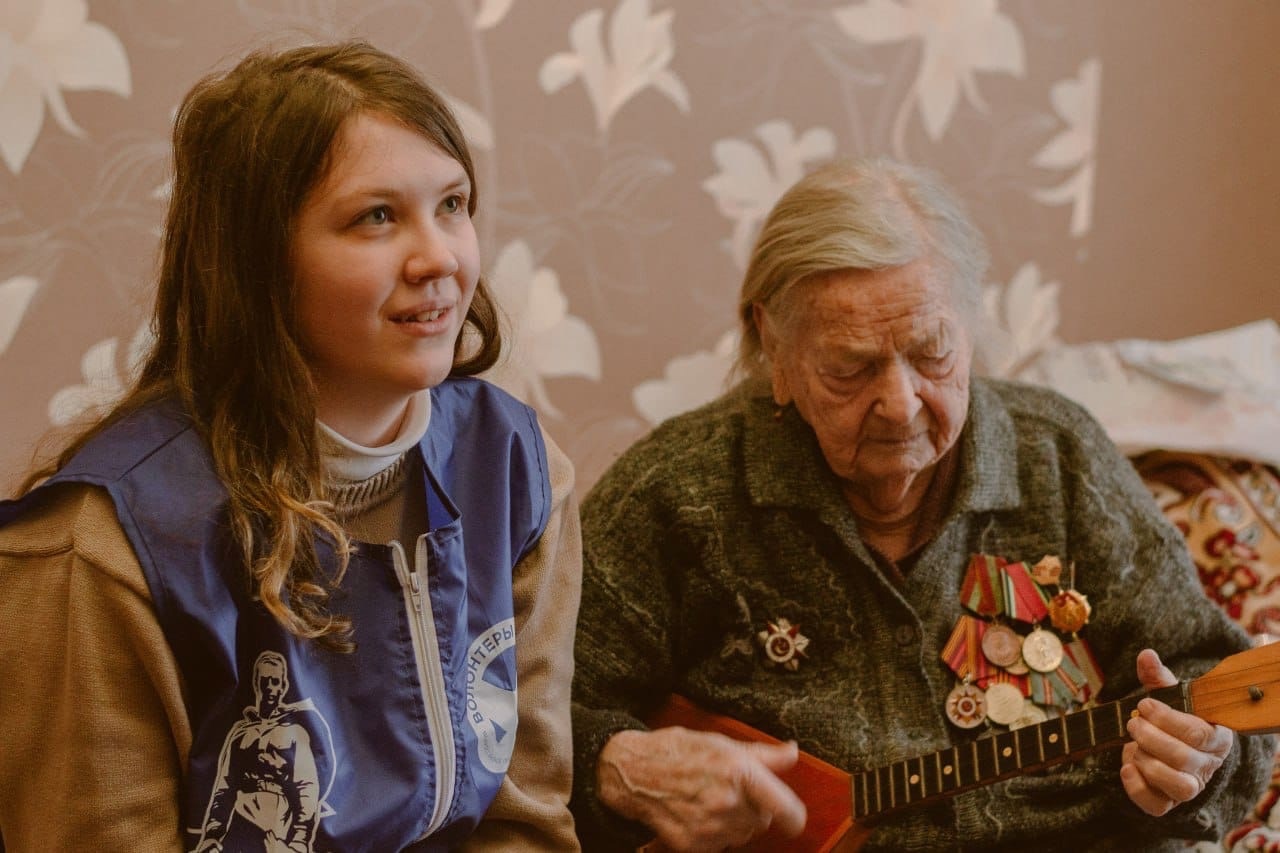 В Ярославле волонтеры поздравляют женщин-ветеранов с наступающим Международным женским днем