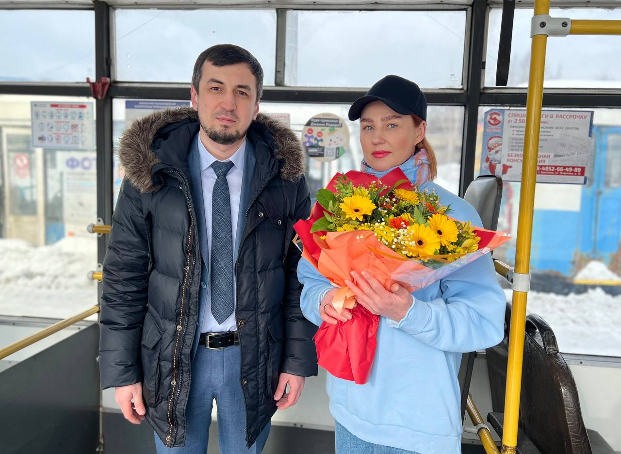 В Ярославле поздравили с наступающим праздником женщин – водителей общественного транспорта