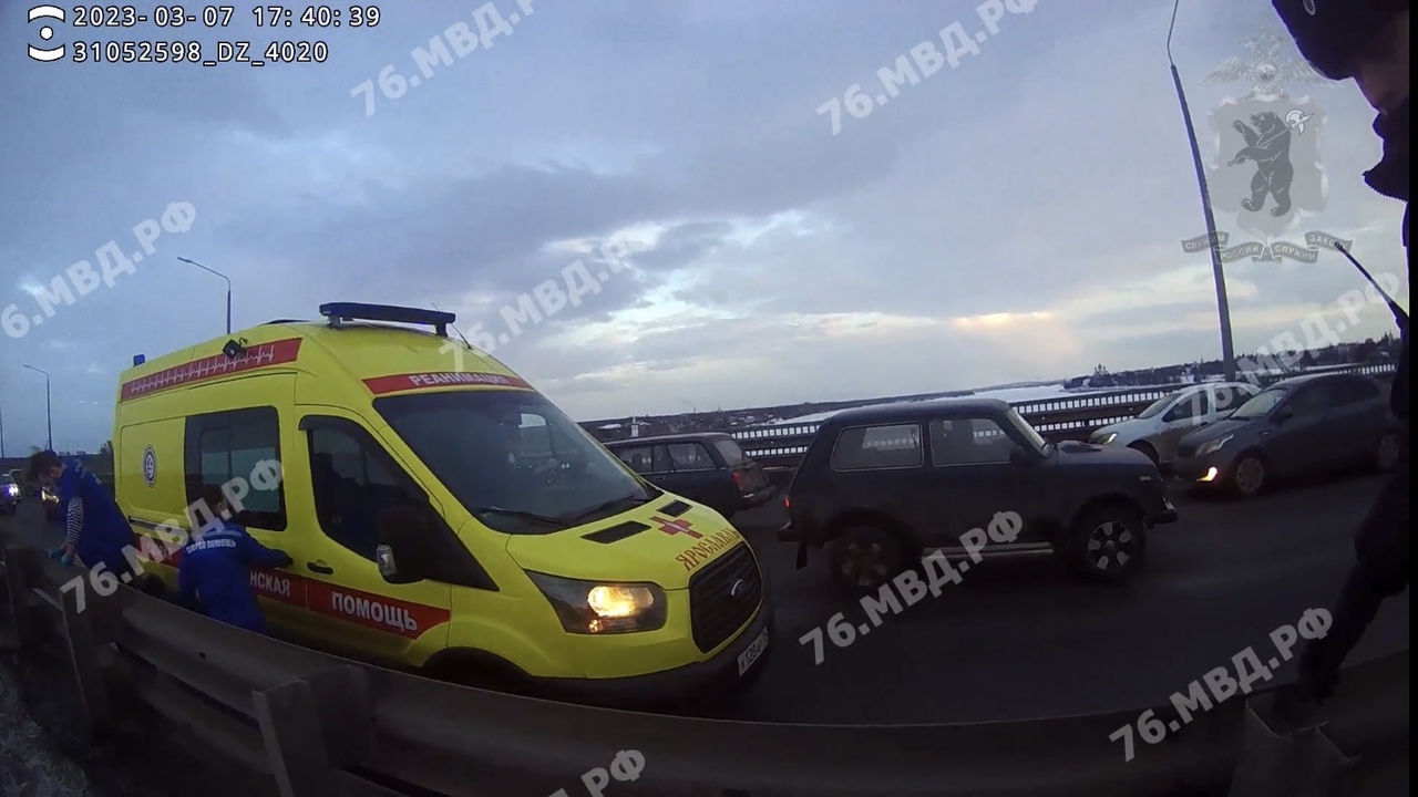 На Октябрьском мосту в Ярославле полицейские спасли мужчину