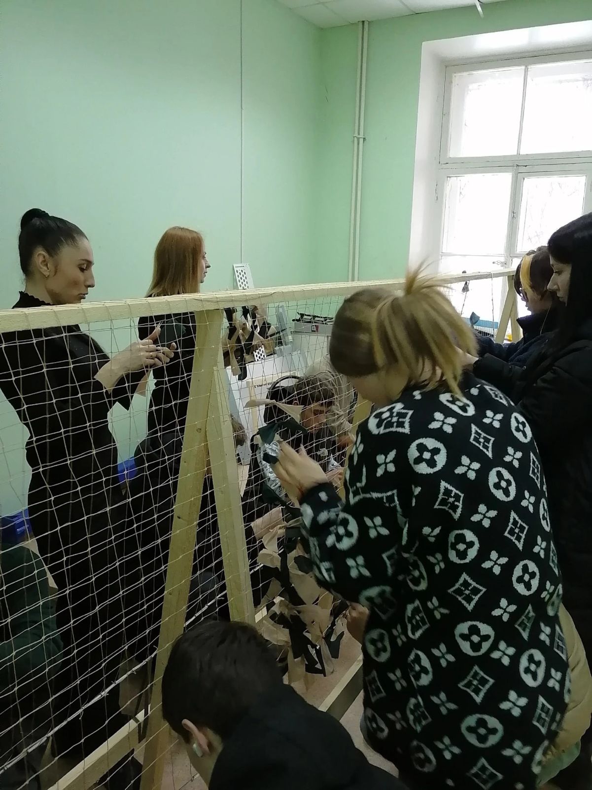 В Ярославской области активно создают маскировочные сети для участников СВО