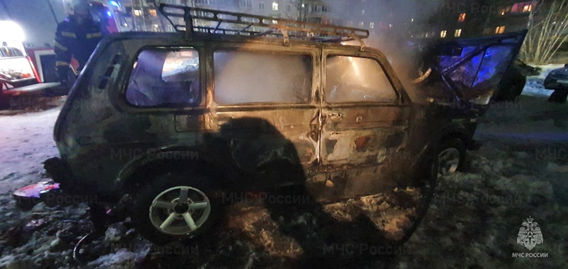 Во дворе на улице Бабича в Ярославле сгорел автомобиль