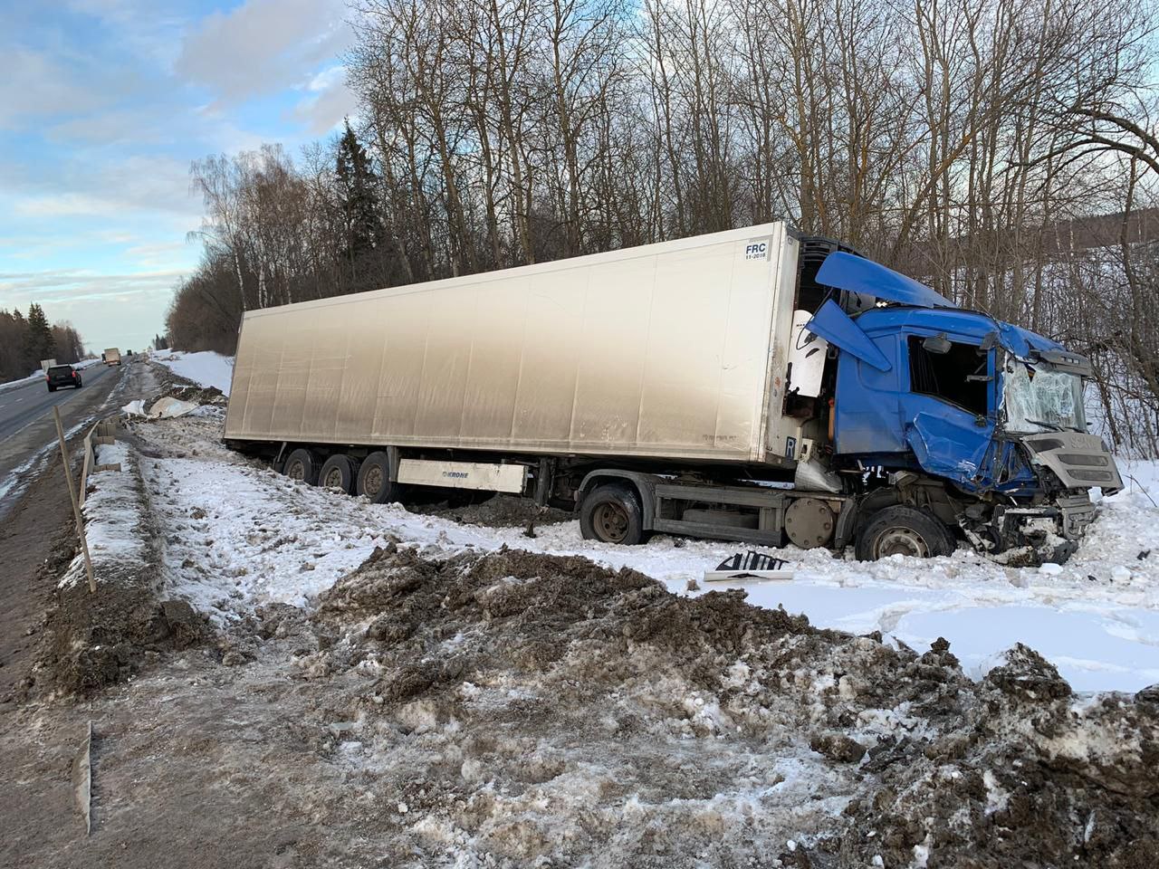 На трассе М8 в Ярославской области столкнулись два грузовика, автобус и патрульный автомобиль ГИБДД