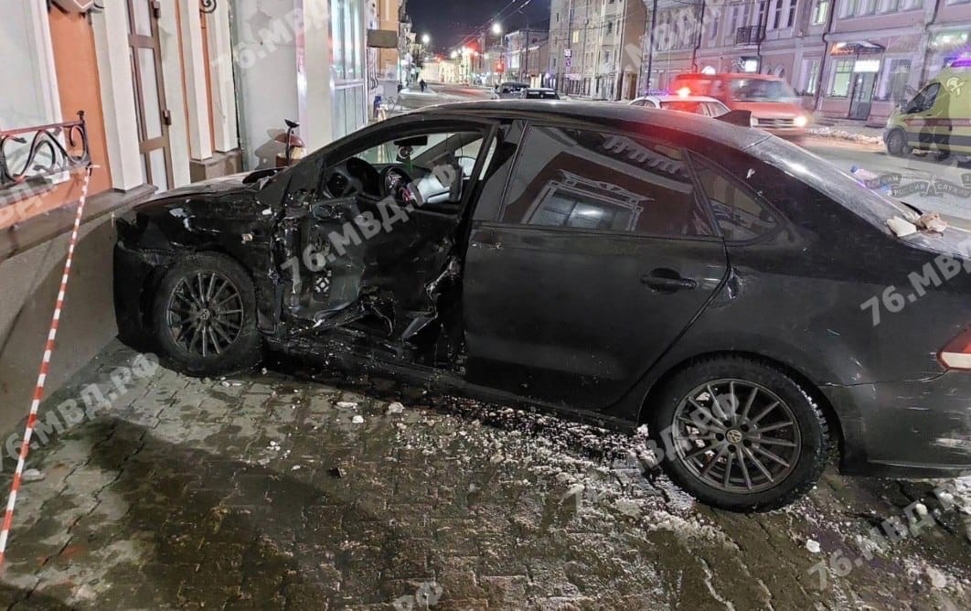 В результате ДТП в центре Ярославля автомобиль врезался в здание