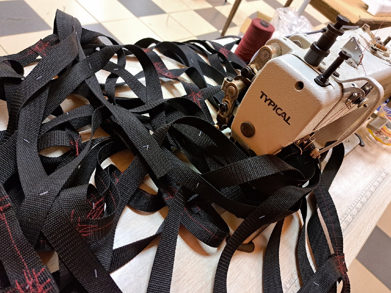 Ярославны изготавливают эвакуационные носилки и стропы для участников СВО